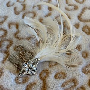 Elegant Feather Hair Comb with Pearls